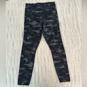 Athleta Ultimate Camo 7/8 Tight Size S